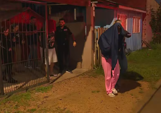 Policiais civis durante operação que prendeu suspeitos de assassinato familiar em Viamão, RS