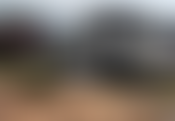 Imagem mostra ônibus completamente destruídos após incêndio no pátio da empresa Vaucher, em Alegrete, Rio Grande do Sul.