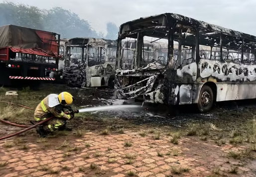 Imagem mostra ônibus completamente destruídos após incêndio no pátio da empresa Vaucher, em Alegrete, Rio Grande do Sul.