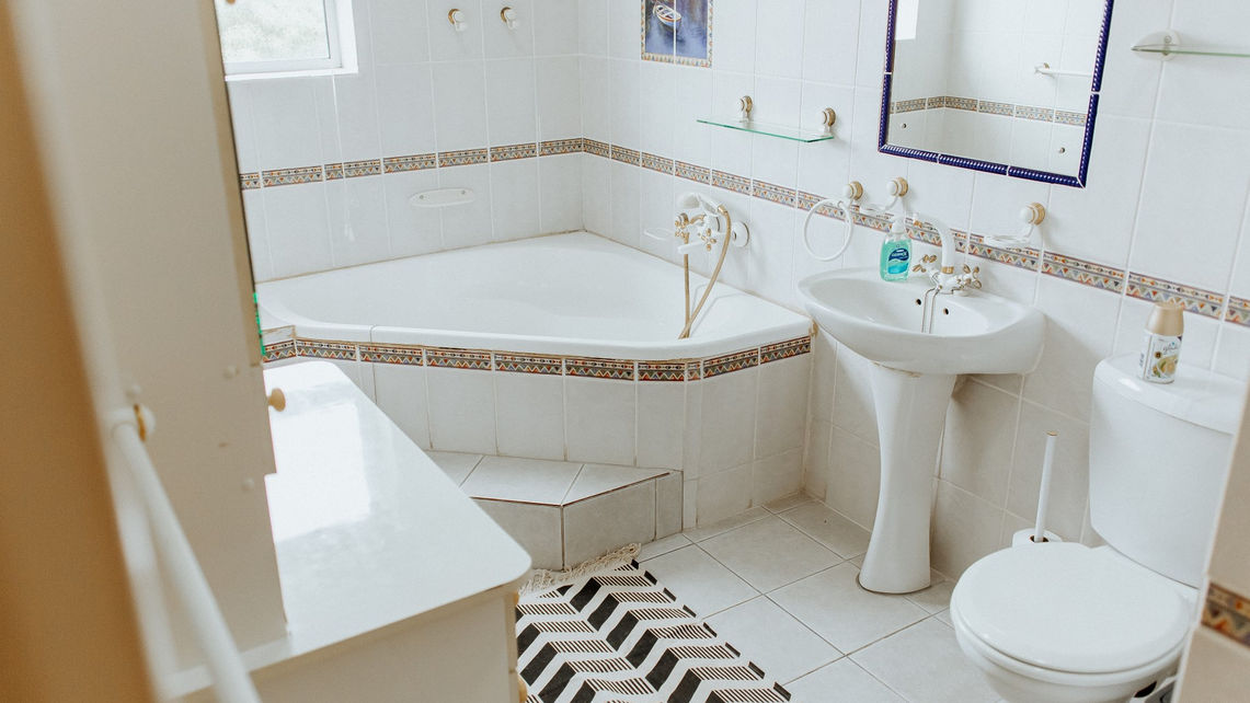 Bedroom 1 upstairs with ensuite bathroom and outside stoep. Queen size (29).jpg