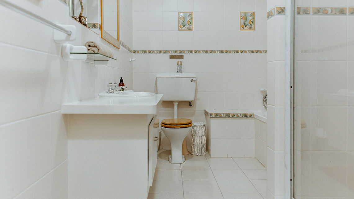 Bathroom shared between bedroom 2 and 3 (5).jpg