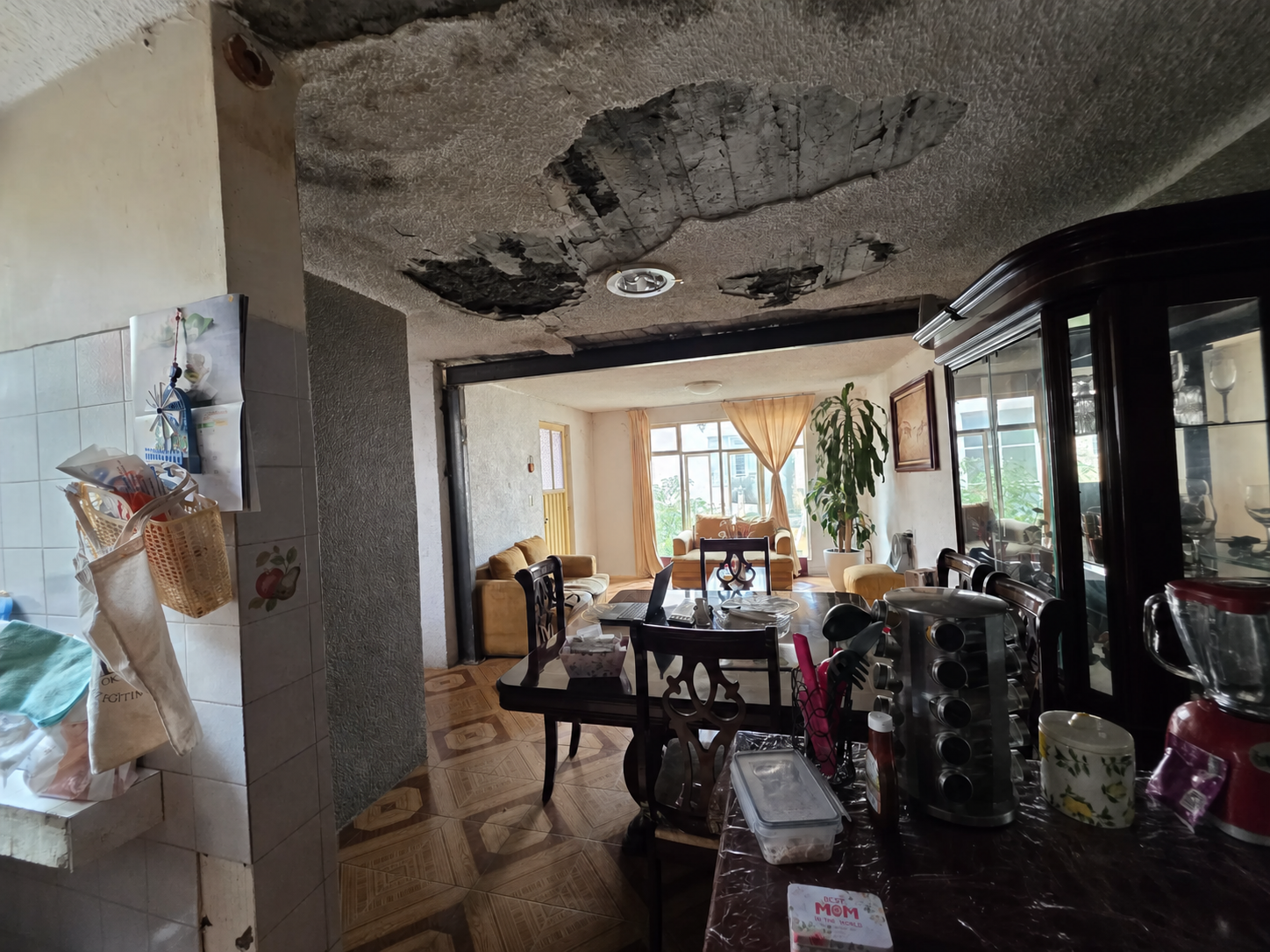 Figura 8. Desprendimiento severo del recubrimiento en el interior de la vivienda, con daño visible en la zona de plafón. Ing. Juan Vega · 55 5966 6692 · proingenieriacivil.com