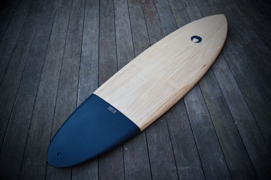 SINUM surfboards 6'5" KNIFE set-up surfboard with black resin panel on tail, perspective picture