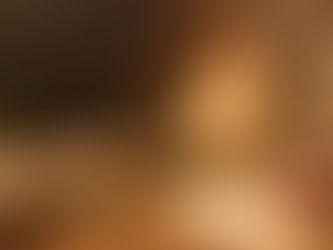 Imagen de ritual de abundancia con una vela encendida, papel escrito a mano y elementos simbólicos dispuestos sobre una mesa, evocando intención consciente, orden interior y conexión espiritual.