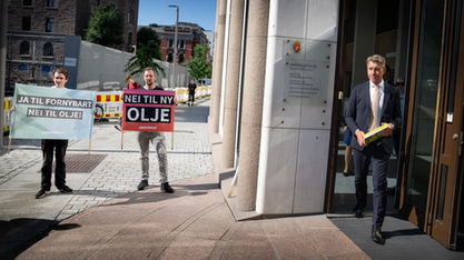 Terje Aasland møter demonstranter med is