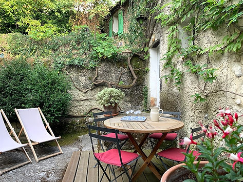 Meublé de tourisme location saisonnière gîte Vaison-la-Romaine Vaucluse Provence Mont-Ventoux - La Maison perchée cour extérieure