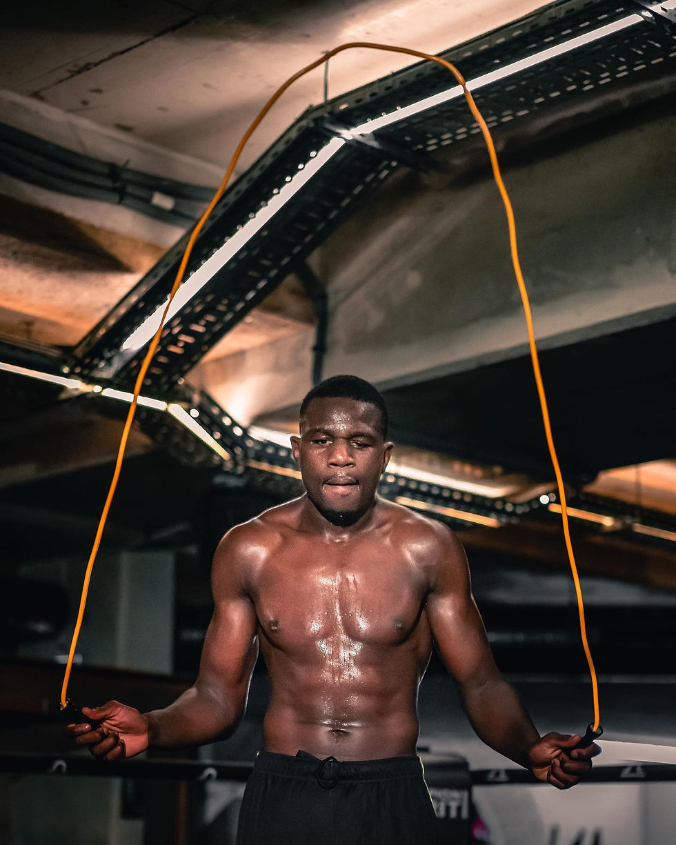 Bengoro bamba coach de boxe chez train like athlete, faisant de la corde à sauter