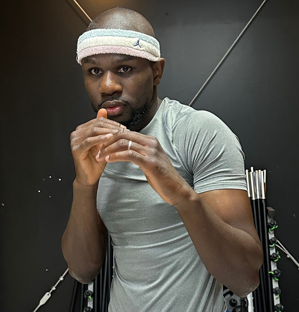 Boxeur prêt à s’entraîner au shadow boxing pour peaufiner sa technique