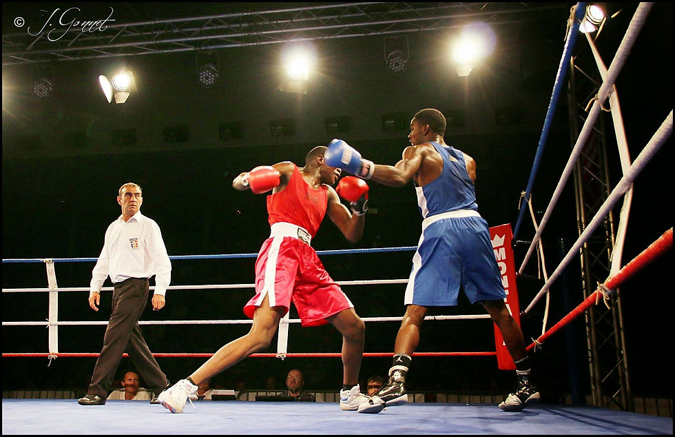 Combat de boxe anglaise de bengoro bamba coach de boxe anglaise chez train like athlète, qui travail en contre-attaques