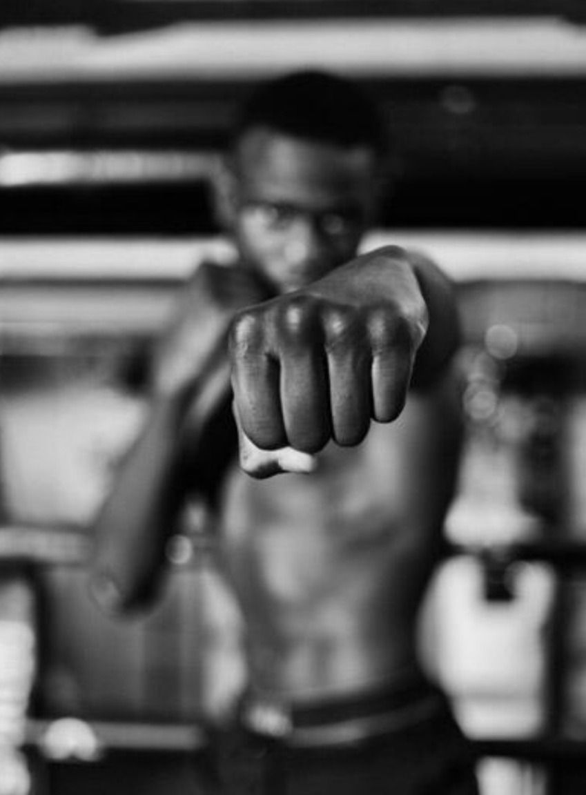 Bengoro Bamba, coach de boxe chez train like athlete, verrouillant son poignet pour délivrer son jab en boxe anglaise