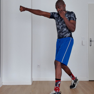 Boxeur délivrant son cross en boxe anglaise