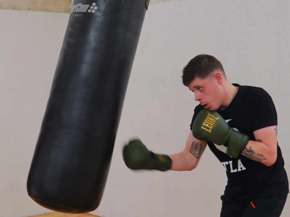 Boxeur de chez train like athlete le club de boxe a paris 12, travaillant ses uppercut au sac de frappe