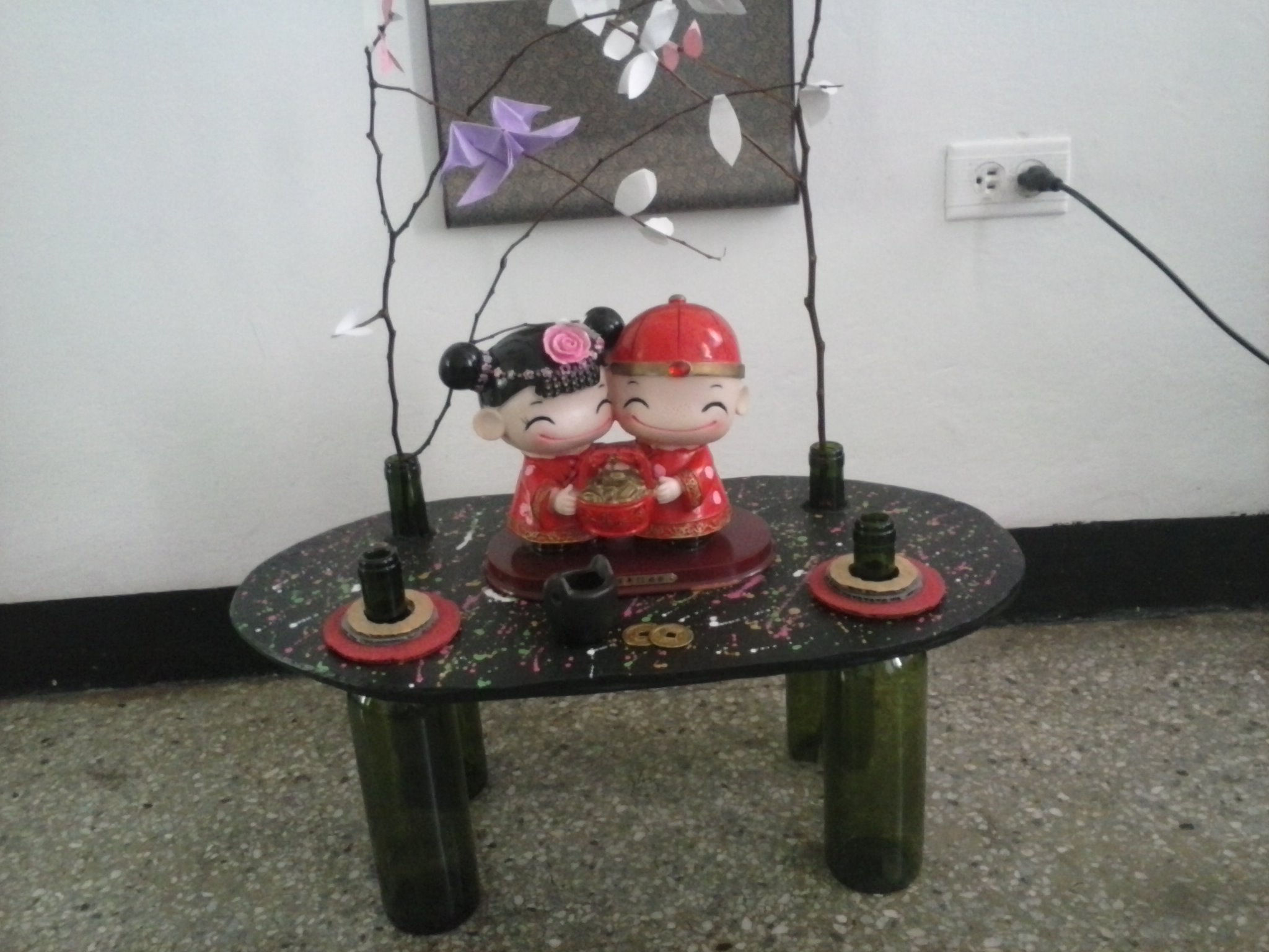 mesa galactica con botellas de vidrio y carton triple pintado