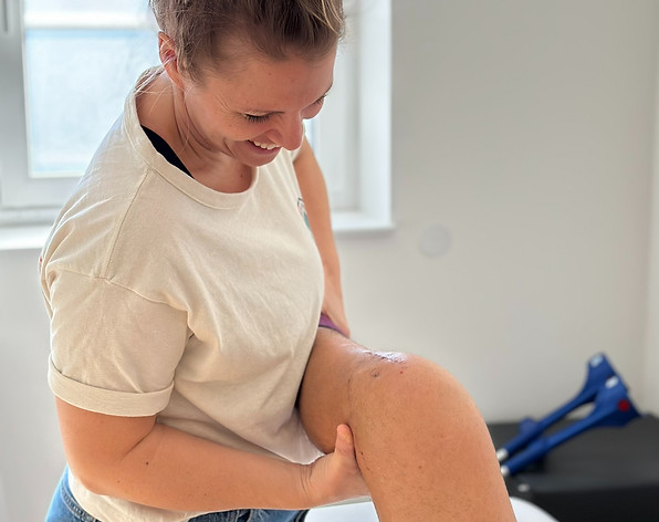 Physiotherapeutische Nachbehandlung durch Denise Rembt nach einer Knieoperation