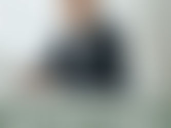 パソコンに向かい誠実な表情を浮かべるスーツ姿の男性ビジネスパーソン。背景には大きな時計の文字盤が配置され、下部のオリーブグリーンの背景に「忙しいあなたへ。その脱毛本当に『タイパ』良いですか？」という白いキャッチコピーが記載されている