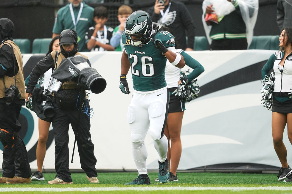 Eagles Saquon Barkley left the field in the first quarter with what has been reported as a hamstring injury. Photo by Andy Lewis.