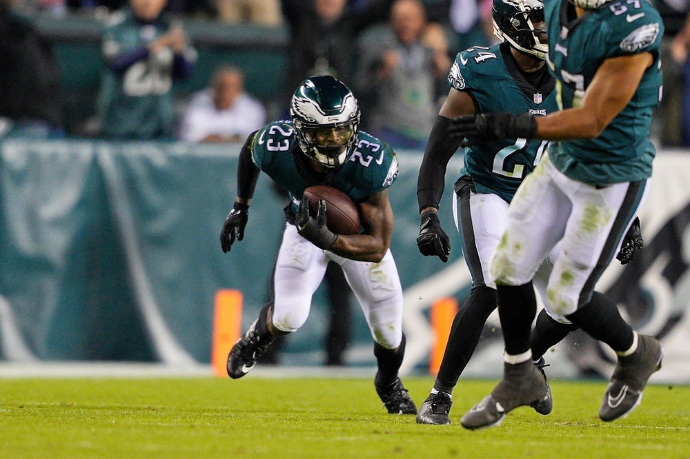 EAGLES TOP FREE AGENTS' SIGNINGS