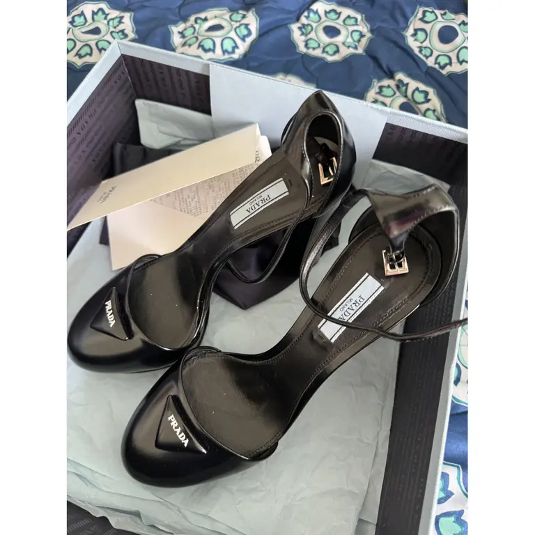 The pointed silhouette is timelessly chic never trendy, never dated and the exotic skin develops a quiet patina over time that makes each pair increasingly personal to its owner.