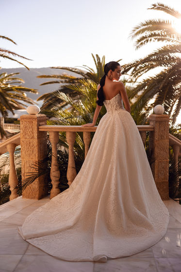 Abito da sposa stile principessa con tessuto decorato in pizzo floreale e spalline scese