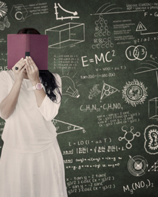 Studente dietro i libri