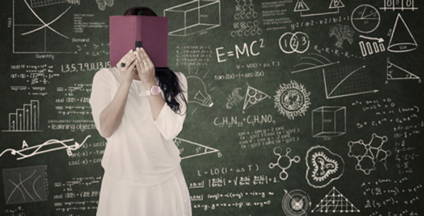 Estudiante detrás de los libros