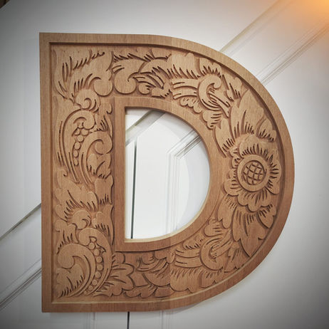 cutting dekorasi logo di kayu solid