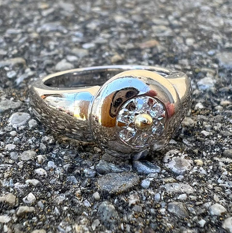 Weissgoldring mit Diamanten und Goldkugeli
