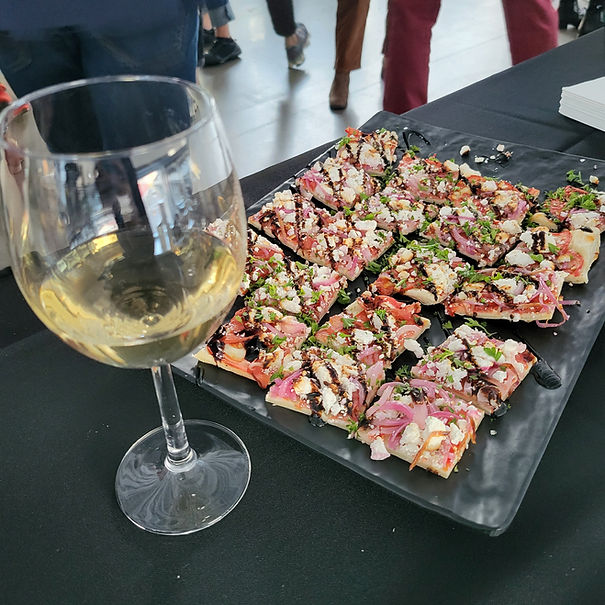 Mini pizza et vin blanc