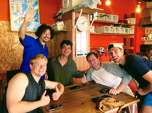 ビートルズを大合唱!アメリカ東海岸から来たノリ抜群4人組と楽しむ高知の夜🎸🇺🇸✨