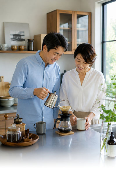40代夫婦コーヒーを淹れている様子:縦(心と体の美容健康ラボ).jpg