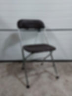 Bruine klapstoel met stevig metalen frame en kunststof/houten zitting, opvouwbaar en lichtgewicht.