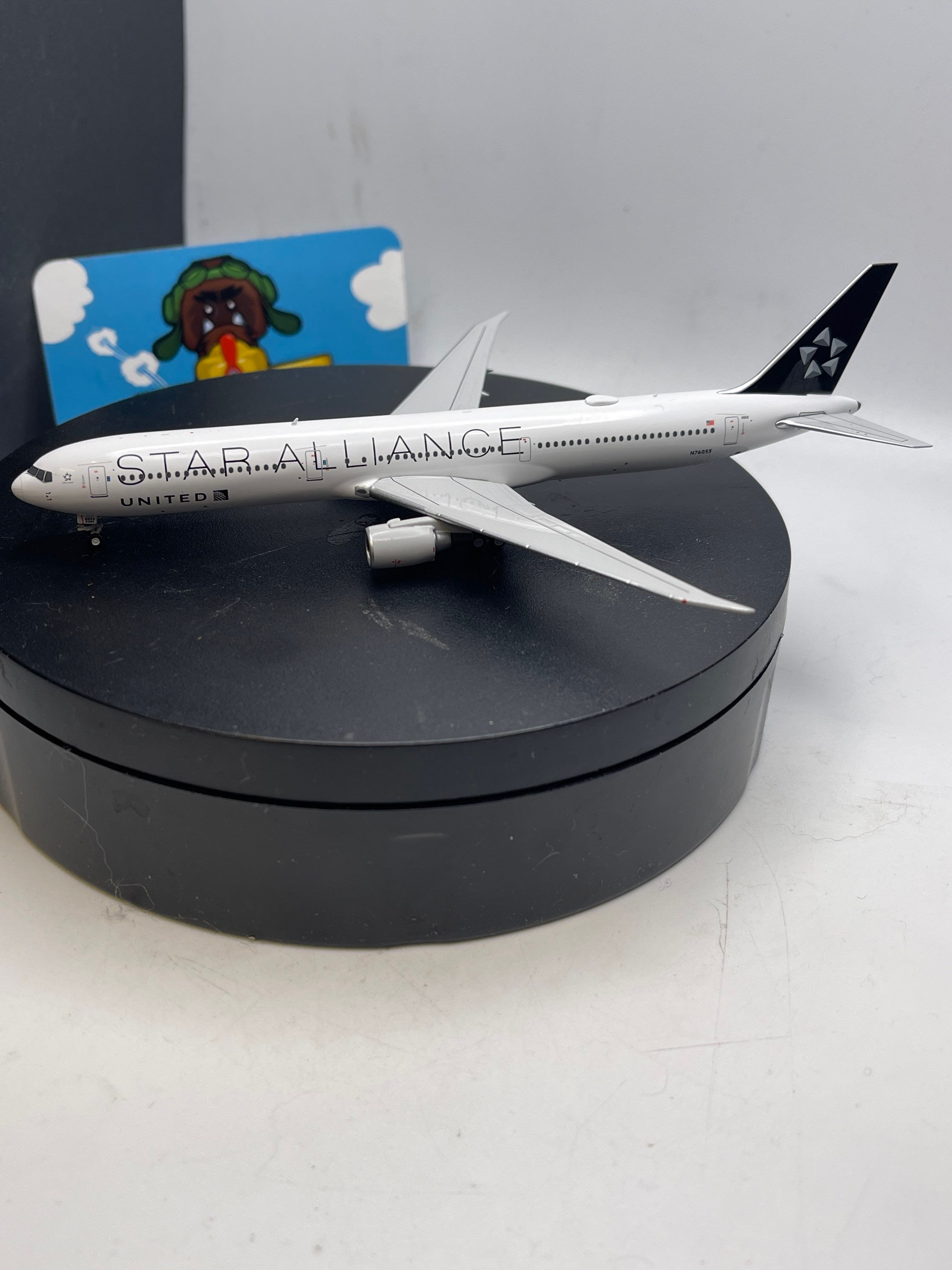 United Airlines 767-400ER (18002)
