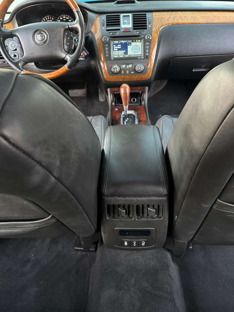 Thumbnail: 2010 Cadillac DTS Platinum