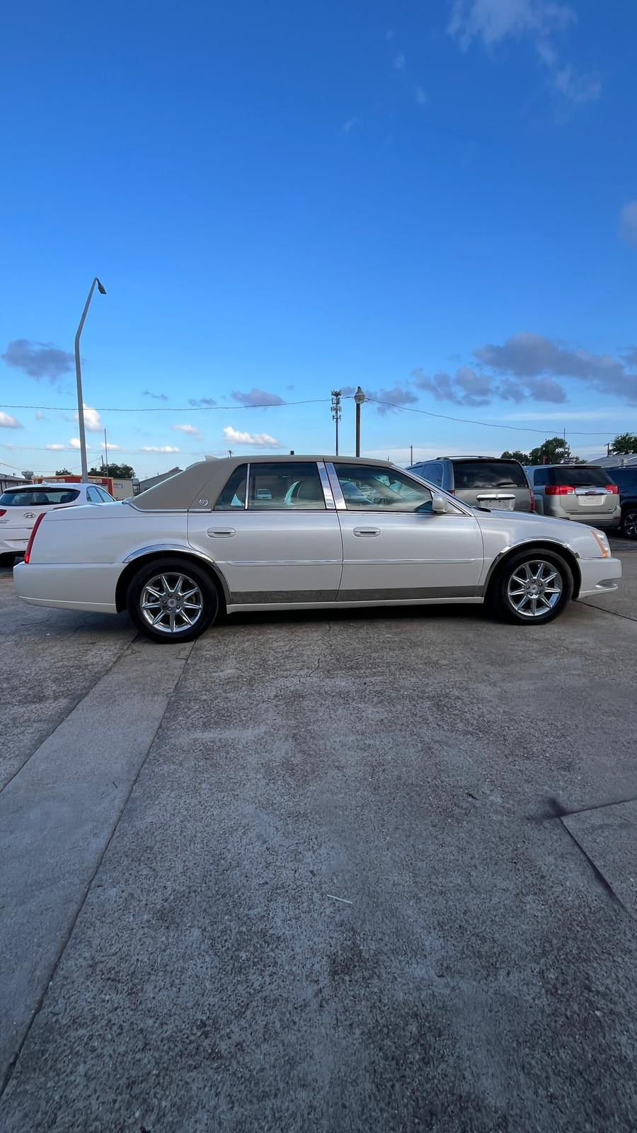 Thumbnail: 2011 Cadillac DTS Luxury Collection