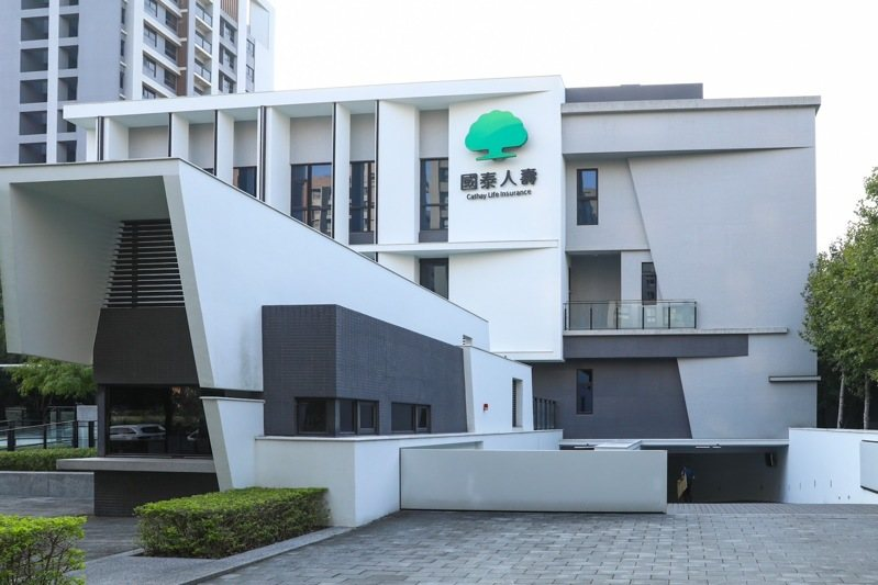 國泰人壽台中烏日辦公大樓為全台首棟取得「建築能效一級+(1+)」與「淨零建築」認證的私有商辦。