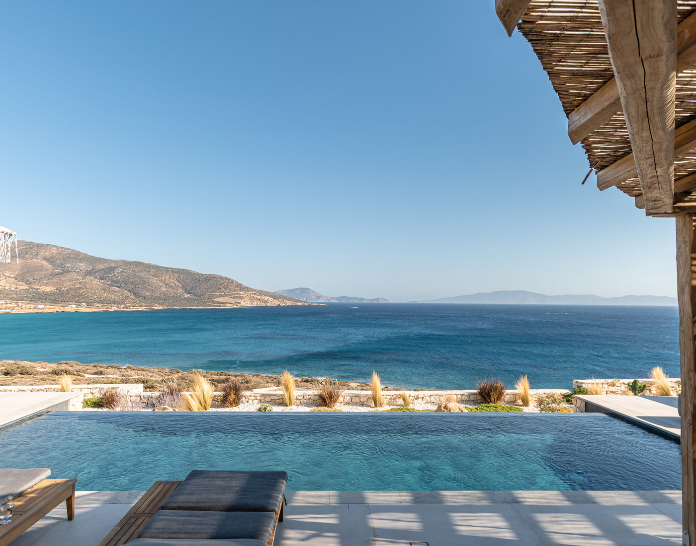 Piscine privée à débordement de Summer Naxos avec vue sur la mer Égée