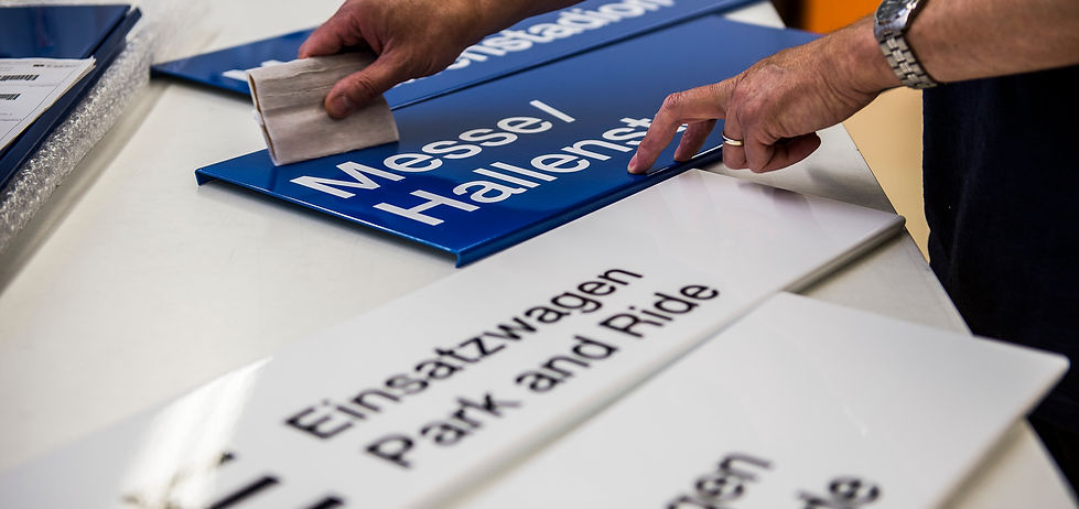 Ihr kennt sie in Rot, Blau, Grün und Gelb: die Haltestellentafeln der VBZ. Doch wie werden sie eigentlich hergestellt?
Am 26. September 2026 öffnen die Verkehrsbetriebe Zürich am Tag der urbanen Produktion die Türen ihrer Zentralwerkstatt. Auf dem Rundgang durch die ganze Werkstatt erlebt ihr die verschiedenen Bereiche und Arbeitsprozesse hautnah. Dabei gibt es auch vertiefte Einblicke in die Entstehung einer Haltestellentafel: Wie wird aus blankem Blech ein fertiges VBZ-Signet? Vom Zuschnitt und der Bearbeitung über den Anstrich bis hin zur Beschriftung und der finalen Vorbereitung lässt sich Schritt für Schritt verfolgen, wie die bekannten Tafeln entstehen.
Anmeldung zwingend erforderlich. Teilnehmende müssen mindestens 10 Jahre alt sein. Unter 16 Jahren ist die Teilnahme nur in Begleitung einer erwachsenen Person möglich.
Treffpunkt: Zugangstor VBZ Zentrum, Luggwegstrasse 65, 8048 Zürich
Einlass: Bitte findet euch spätestens 15 Minuten vor Beginn der Führung am Zugangstor ein. Dort werdet ihr von uns abgeholt. Plant für die Anreise genügend Zeit ein, da es aufgrund der Baustelle an der Luggwegstrasse zu Verzögerungen kommen kann. Ein späterer Zutritt ist aus organisatorischen Gründen leider nicht möglich.