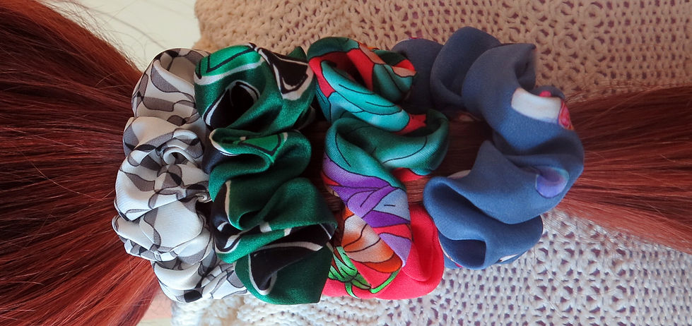 Die Marktlücke-Werkstatt verlagert ihre Produktion für den heutigen Tag in unseren Laden an der Schipfe. Aus Stoffresten nähen wir Scrunchies vor Ort – wenn du etwas Zeit mitbringst, kannst du dein eigenes Scrunchy nach Wunsch herstellen lassen. Ausserdem zeigen wir dir gerne weitere nachhaltige Produkte, die wir in unserer Werkstatt herstellen.
Natürlich kannst du die Produkte bei uns im Laden auch direkt kaufen. Für Verpflegung ist ebenfalls gesorgt. In unserem Bistro im Laden findest du Leckeres für den kleinen oder grossen Hunger…