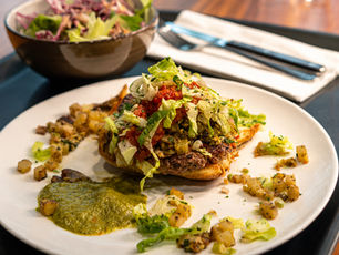 Smashed Burger mit Kartoffeln, Salat und Yare Sauce.