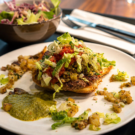Smashed Burger mit Kartoffeln, Salat und Yare Sauce.