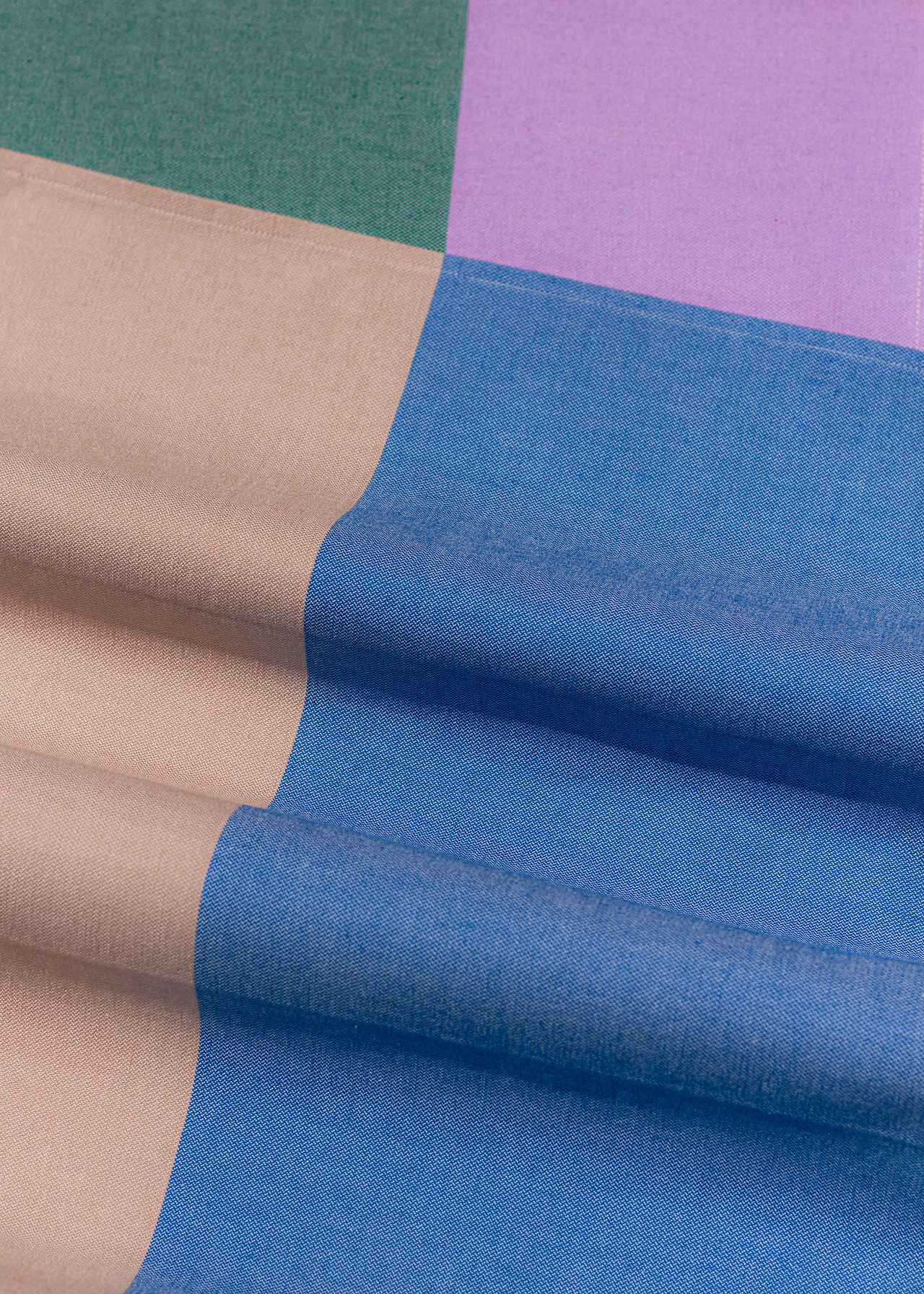 Detailaufnahme des Social Fabric x Museum Neuthal Geschirrtuchs mit gewebtem Stoff und sichtbarer Kante.
