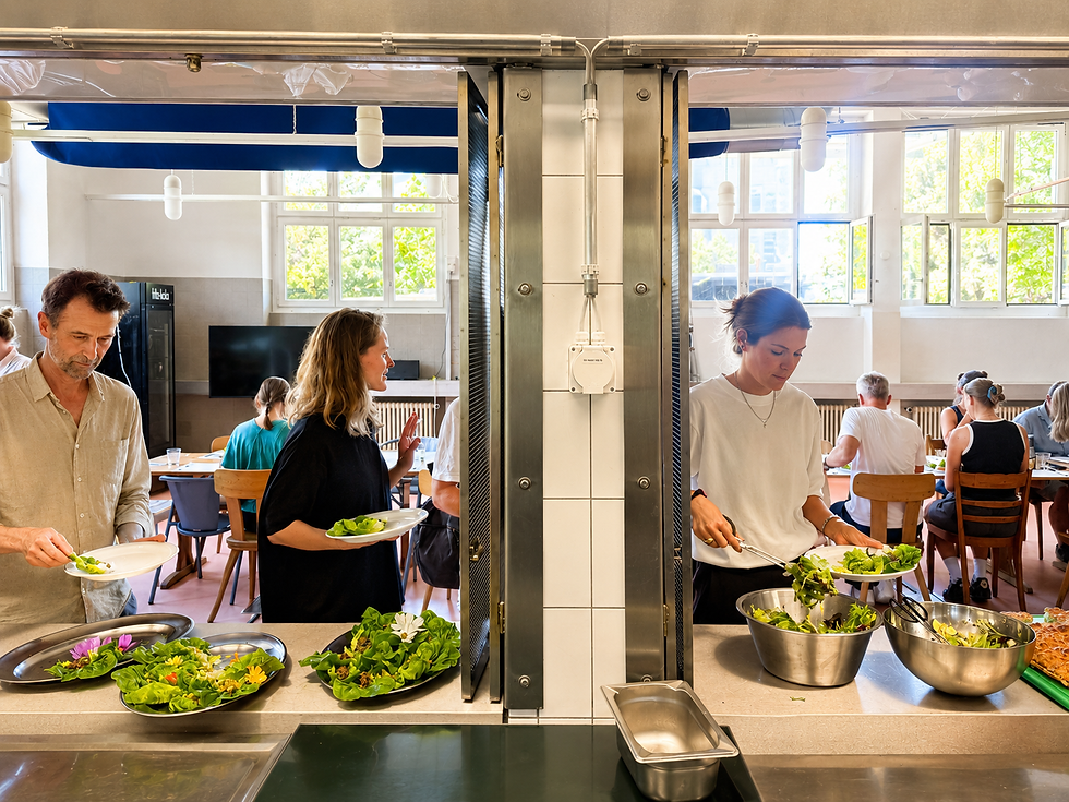 Gäste bedienen sich am Buffet im offenen Gastroraum der ehemaligen Stadtküche.