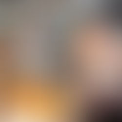 Mitarbeitende beim Anrichten des Made in Zürich Herbstmenüs an der Essensausgabe. Über dem Buffet hängen schwarze Wimpel mit Made in Zürich Logos.