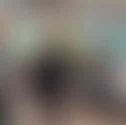 Zwei Personen in schwarzen Mono-Hoodies stehen neben einem weissen Lastenvelo mit Mono-Grippen-Beschriftung. Im Hintergrund ein Mitarbeiterbereich mit buntem Wandmuster und gedeckten Tischen.