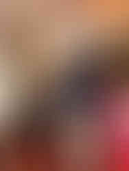 Teilnehmerin der Factory Tour hält eine 3D-gedruckte Vase von Dehgraf Design im Studio in Zürich.