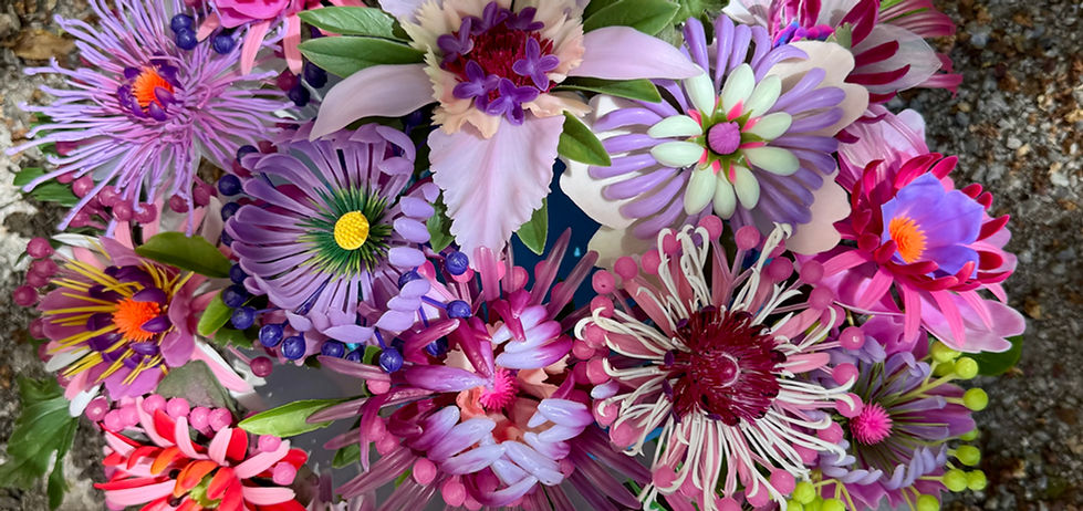Besuche das farbenfrohe Ladenatelier von Lilli Tulipan und entdecke, wie aus Vintage-Plastikblumen aus den 70er-Jahren Blumenkreationen, Accessoires und Lichterketten entstehen. Bei laufenden Führungen und einem Mini-Workshop erhältst du Einblick in das Atelier und die Upcycling-Arbeit. Versteckt im Hinterhof der Josefstrasse wartet auf zwei Stockwerken eine ganz eigene Welt voller Farben und handgemachter Objekte.