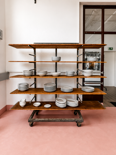Weisse Teller in einem alten Holzgestell aus der ehemaligen Walter Buchmann Bäckerei.