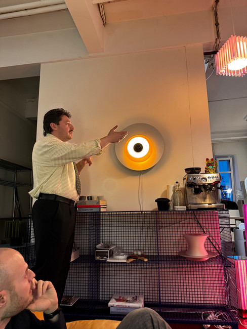 Eduard von Dehgraf Design erklärt während der Factory Tour ein Lampenobjekt aus eigener Produktion im Studio in Zürich.