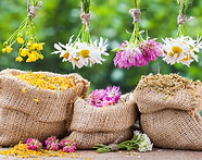 Trois bouquets de fleurs et sacs de jute