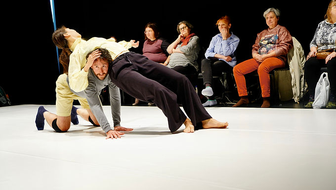 Le fils d’Adrien danse